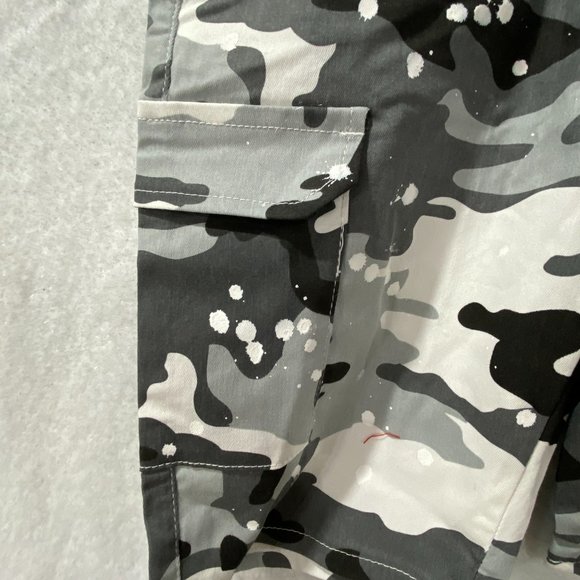 Men's Camo Cargo Shorts By Kreamy Size Small Black Gray White 4 Pockets Belt New - Picture 12 of 12